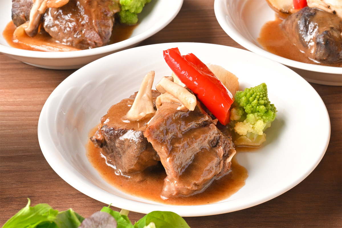 牛肉の赤ワイン煮込み